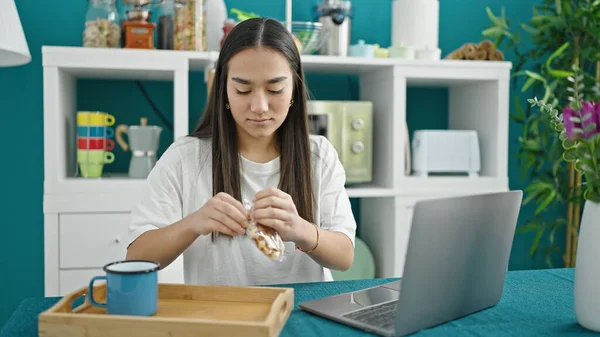 Junge Schöne Hispanische Frau Mit Laptop Öffnen Kunststoff Waffel Zum — Stockfoto