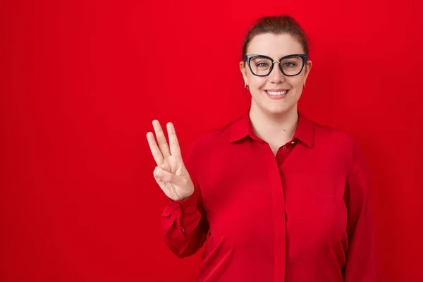 Jonge Spaanse Vrouw Met Rood Haar Staan Rode Achtergrond Tonen — Stockfoto