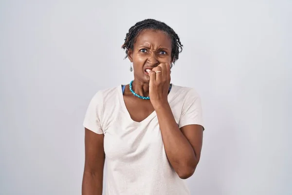 Afrikansk Kvinna Med Dreadlocks Stående Över Vit Bakgrund Ser Stressad — Stockfoto