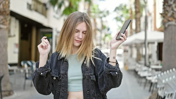 Genç Sarışın Kadın Dans Ediyor Sokakta Akıllı Telefondan Müzik Dinliyor — Stok fotoğraf