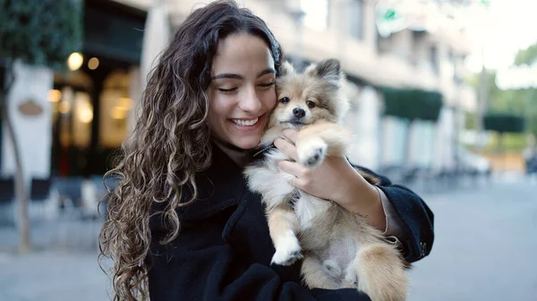 Mujer Hispana Joven Con Perro Sonriendo Confiado Pie Calle —  Fotos de Stock