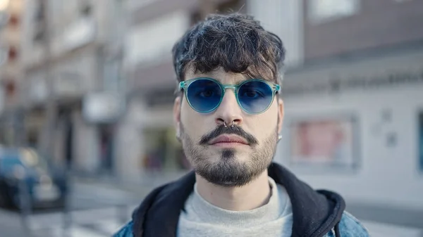 Sokağın Ortasında Güneş Gözlüğü Takmış Ciddi Bir Ifadeyle Duran Spanyol — Stok fotoğraf