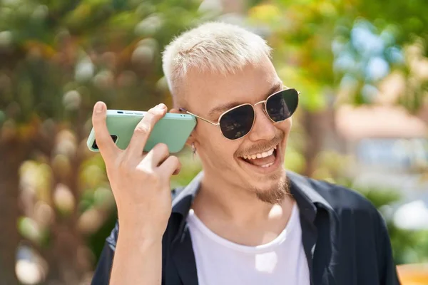 Jeune Homme Caucasien Souriant Confiant Parler Sur Smartphone Parc — Photo