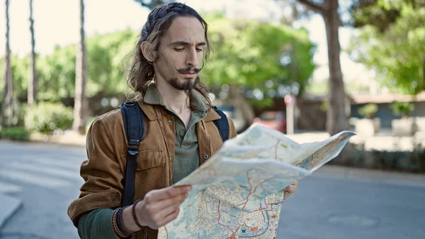 年轻的他的惊慌失措的游客背着背包在公园看城市地图 — 图库照片