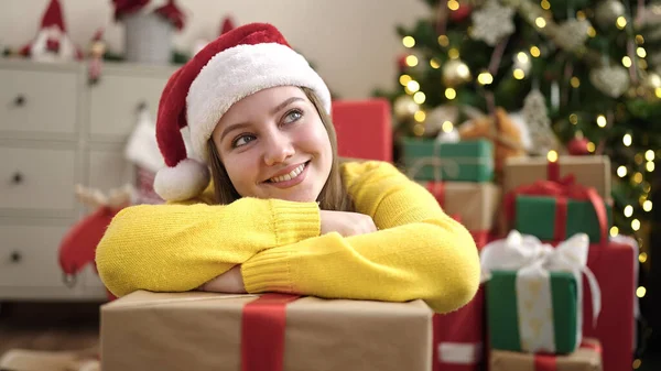 Mladá Blondýna Žena Opírající Dárek Sedí Podlaze Vánočního Stromku Doma — Stock fotografie