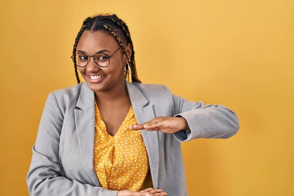 African American Woman Braids Standing Yellow Background Gesturing Hands Showing — Photo