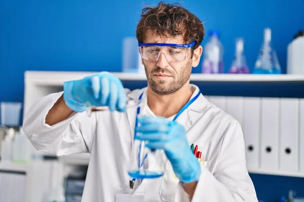 Young Man Scientist Pouring Liquid Test Tube Laboratory — Stock Photo, Image