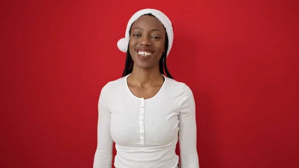 Afrikaans Amerikaanse Vrouw Glimlachen Zelfverzekerd Dragen Kerst Hoed Geïsoleerde Rode — Stockfoto
