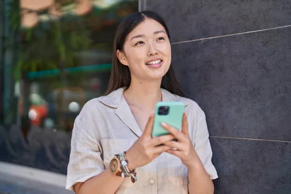 Chinese Vrouw Glimlachen Zelfverzekerd Met Behulp Van Smartphone Straat — Stockfoto