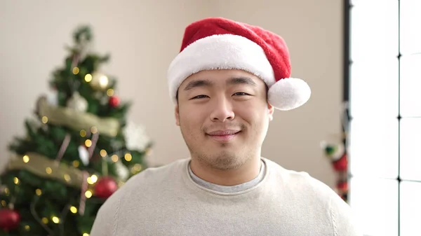 Νεαρός Κινέζος Άνδρας Χαμογελά Σίγουρος Στέκεται Δίπλα Στο Χριστουγεννιάτικο Δέντρο — Φωτογραφία Αρχείου