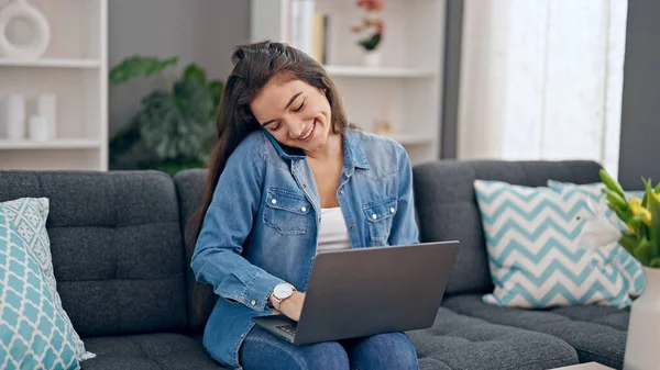 Young Beautiful Hispanic Woman Talking Smartphone Using Laptop Home — Stock Photo, Image