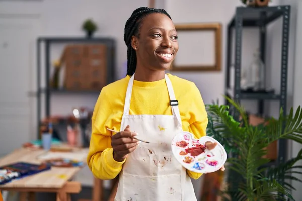 African American Woman Artist Smiling Confident Holding Paintbrush Palette Art —  Fotos de Stock