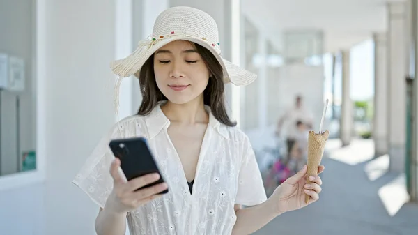 Jonge Chinese Vrouw Toeristische Eten Ijs Met Behulp Van Smartphone — Stockfoto