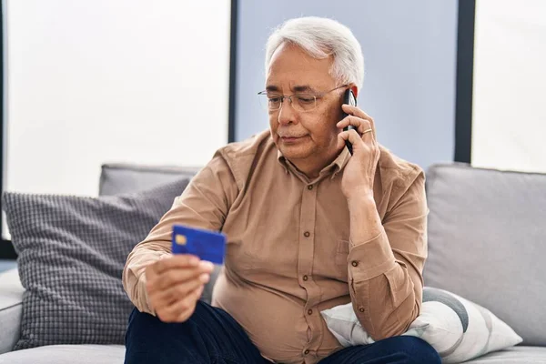 Senior Man Talking Smartphone Holding Credit Card Sitting Sofa Home — Φωτογραφία Αρχείου