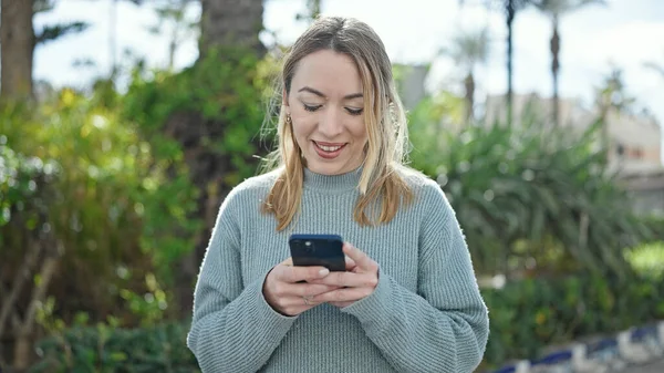 Mladá Blondýnka Žena Úsměvem Jistý Pomocí Smartphone Parku — Stock fotografie