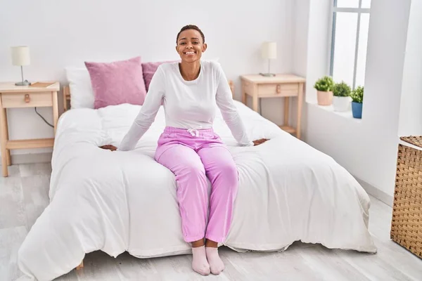 非洲裔美国妇女自信地坐在卧室的床上 — 图库照片