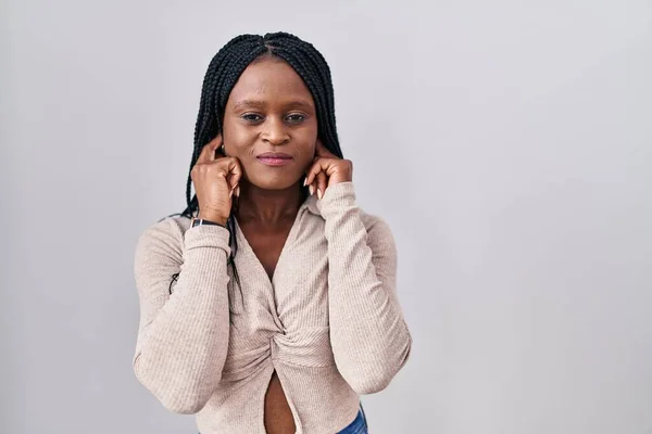 Afrikaanse Vrouw Met Vlechten Witte Achtergrond Bedekt Oren Met Vingers — Stockfoto