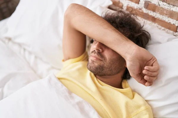 Ung Latinamerikansk Man Stressad Liggande Sängen Sovrummet — Stockfoto