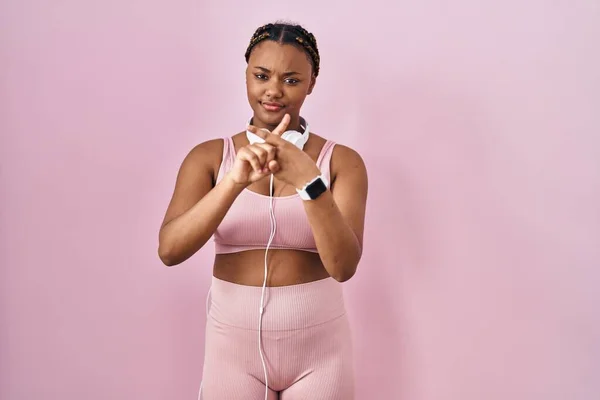 Afro Amerikaanse Vrouw Met Vlechten Dragen Sportkleding Koptelefoon Afwijzing Uitdrukking — Stockfoto