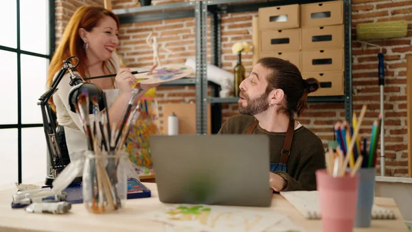 Man Woman Couple Using Laptop Drawing Art Studio — Foto de Stock