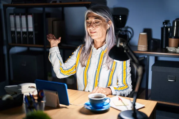 Gri Saçlı Orta Yaşlı Bir Kadın Gece Ofiste Çalışıyor Neşeli — Stok fotoğraf