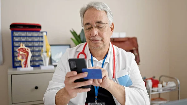Чоловік Середнього Віку Сірим Волоссям Лікар Використовуючи Смартфон Працює Інтернет — стокове фото