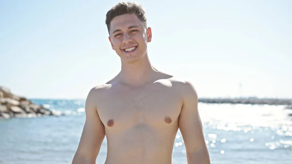 Młody Hiszpan Turysta Uśmiechający Się Pewnie Stojący Nad Morzem — Zdjęcie stockowe