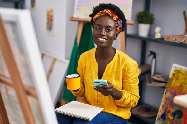 Ung Afrikansk Amerikansk Kvinna Artist Använder Smartphone Dricka Kaffe Konst — Stockfoto