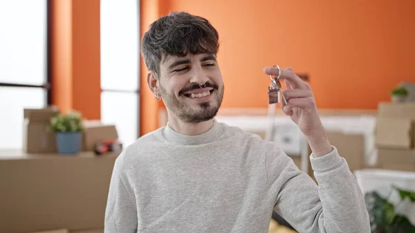Yeni Evin Anahtarlarını Elinde Tutarak Gülümseyen Spanyol Genç Adam — Stok fotoğraf