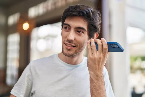 Joven Hispano Sonriendo Confiado Escuchando Mensaje Audio Por Teléfono Inteligente —  Fotos de Stock