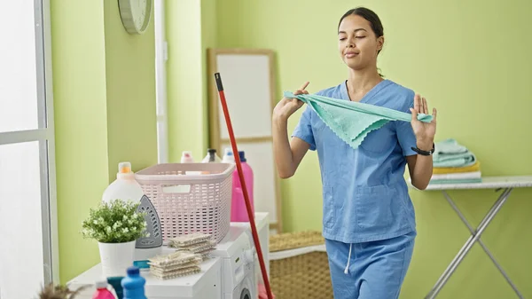 African American Woman Professional Cleaner Dancing Laundry Room — Stock Photo, Image