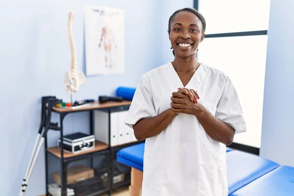 Afroamerikanerin Pysiotherapeutin Lächelt Zuversichtlich Reha Klinik — Stockfoto