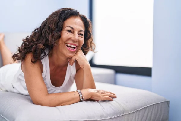 Middle Age Woman Smiling Confident Lying Sofa Home — 스톡 사진