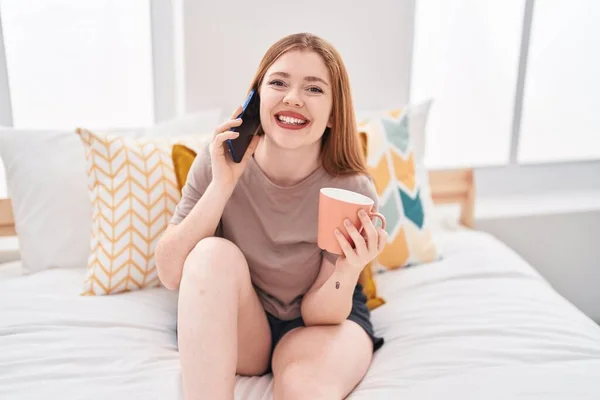 Genç Kızıl Saçlı Kadın Akıllı Telefonda Konuşuyor Yatak Odasında Kahve — Stok fotoğraf