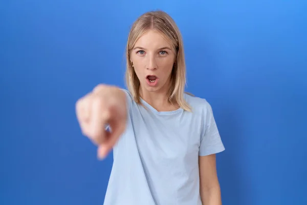 Mavi Tişört Giyen Genç Beyaz Kadın Kameraya Kızgın Sinirli Bir — Stok fotoğraf