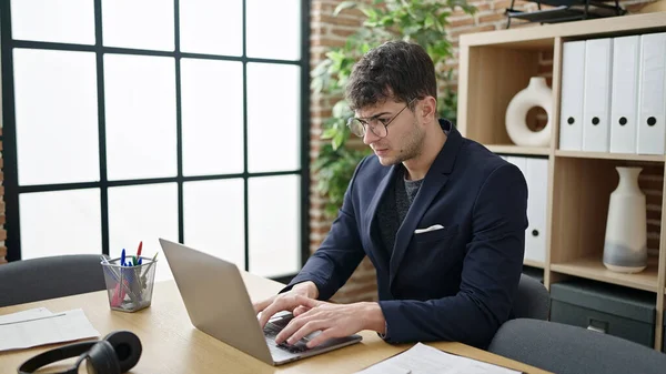 Fiatal Spanyol Férfi Üzleti Dolgozó Laptopot Használ Komoly Arccal Irodában — Stock Fotó