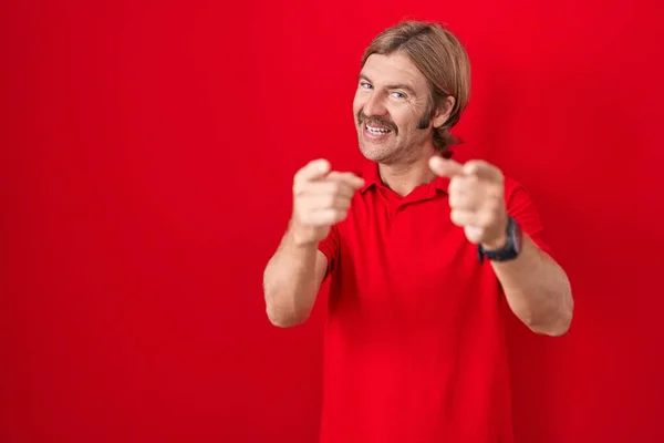 Homme Caucasien Avec Moustache Debout Sur Fond Rouge Pointant Les — Photo
