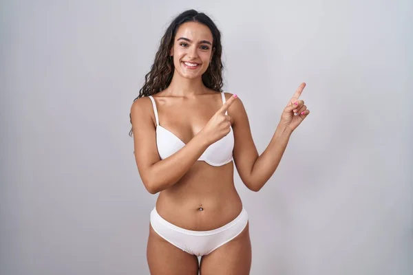 Ung Latinamerikansk Kvinna Klädd Vita Underkläder Leende Och Tittar Kameran — Stockfoto