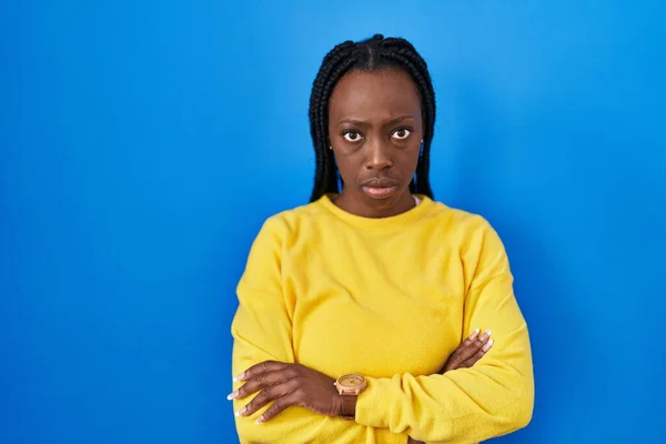 Mulher Negra Bonita Sobre Fundo Azul Cético Nervoso Desaprovando Expressão — Fotografia de Stock