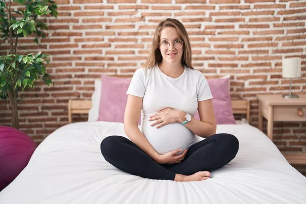 Jonge Zwangere Vrouw Glimlachen Zelfverzekerd Aanraken Buik Slaapkamer — Stockfoto