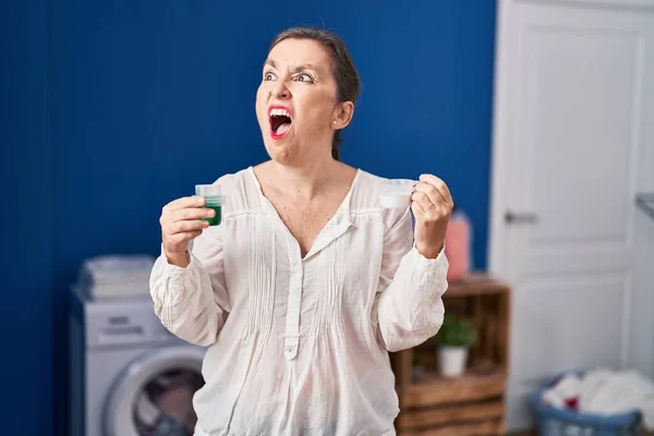 Latynoska Kobieta Średnim Wieku Detergentem Prania Proszkiem Prania Wściekła Wściekła — Zdjęcie stockowe