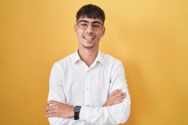 Homem Hispânico Jovem Sobre Fundo Amarelo Rosto Feliz Sorrindo Com — Fotografia de Stock