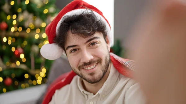 Jovem Hispânico Celebrando Natal Tendo Videochamada Casa — Fotografia de Stock
