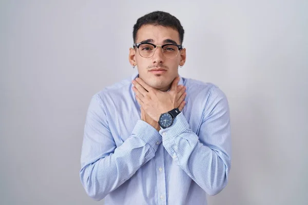 Kıyafetleri Gözlük Takan Yakışıklı Spanyol Adam Bağırıyor Boğuluyor Çünkü Acı — Stok fotoğraf