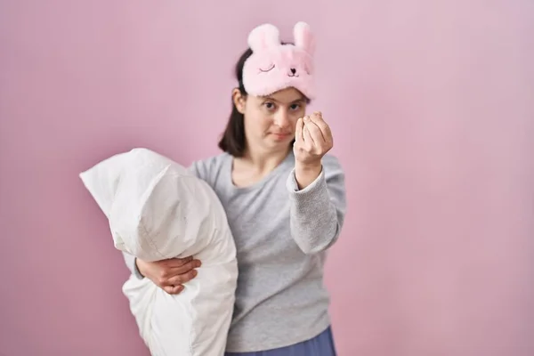 Mulher Com Síndrome Usando Máscara Dormir Abraçando Travesseiro Fazendo Gesto — Fotografia de Stock