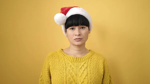 Jonge Chinese Vrouw Draagt Kerst Hoed Met Ontspannen Uitdrukking Geïsoleerde — Stockfoto