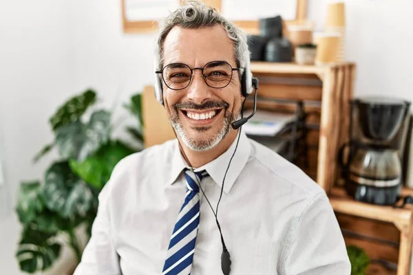 Середнього Віку Сірошерстий Чоловік Викликає Агента Центру Посміхаючись Впевнено Офісі — стокове фото