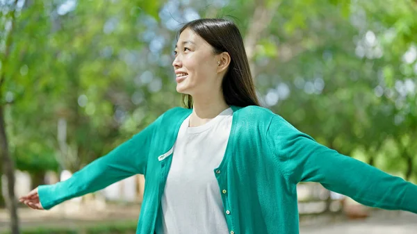 Młoda Chinka Uśmiecha Się Pewnie Oddychając Parku — Zdjęcie stockowe