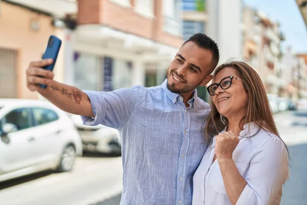 Man Och Kvinna Mor Och Dotter Göra Selfie Med Smartphone — Stockfoto