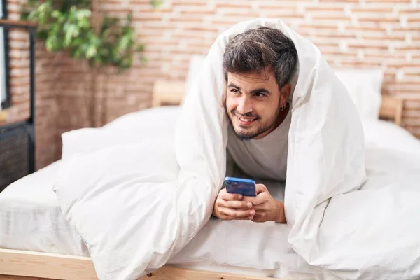 Young Hispanic Man Using Smartphone Lyin Bed Bedroom — 图库照片